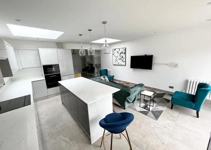 Cosy Trio: Flexible Stay Near Mall with Parking London